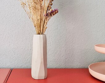 minimalistische Vase aus Beton