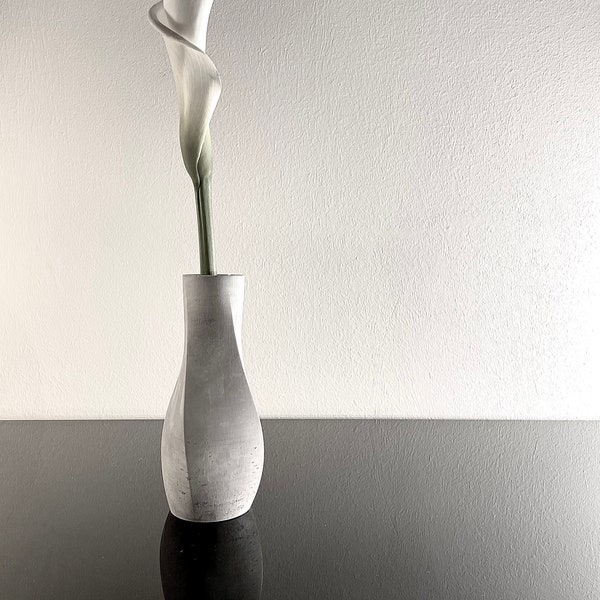 minimalistische Vase aus Beton