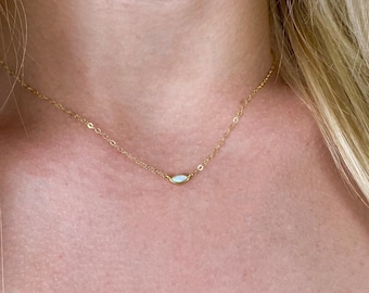 Gargantilla delicada de ópalo: joyería minimalista bañada en oro de 14k.