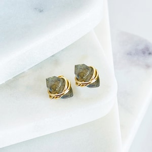 Labradorit Ohrstecker • Rohe Labradorit Ohrstecker • Rohe Edelstein Ohrringe Boho Minimalist Geometrischer Naturstein • Minimalistischer Schmuck