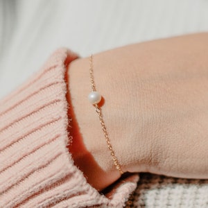 Dainty Pearl Bracelet Wedding Gift Friendship Bracelet Bridesmaid Gift for Her Everyday Bracelet Stacking Bracelet Freshwater Pearl Bracelet
