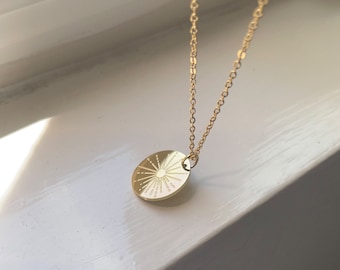 Halsband med solstrålemedaljong i guld: Inspirerande smycken