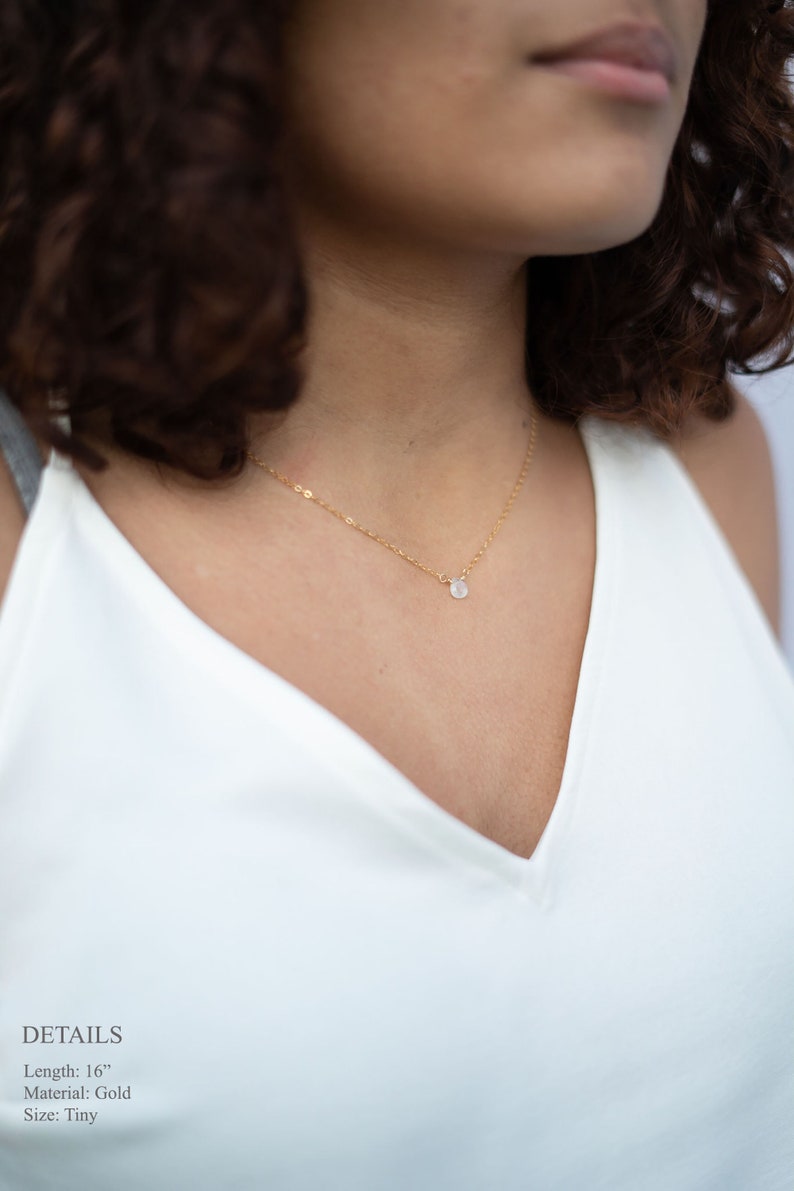 Puede incluir: Un delicado collar de cadena de oro con un peque&ntilde;o colgante redondo de piedra blanca. El collar mide 40,6 cm de largo. DETALLES: Longitud: 16" Material: Oro Tama&ntilde;o: Tiny
