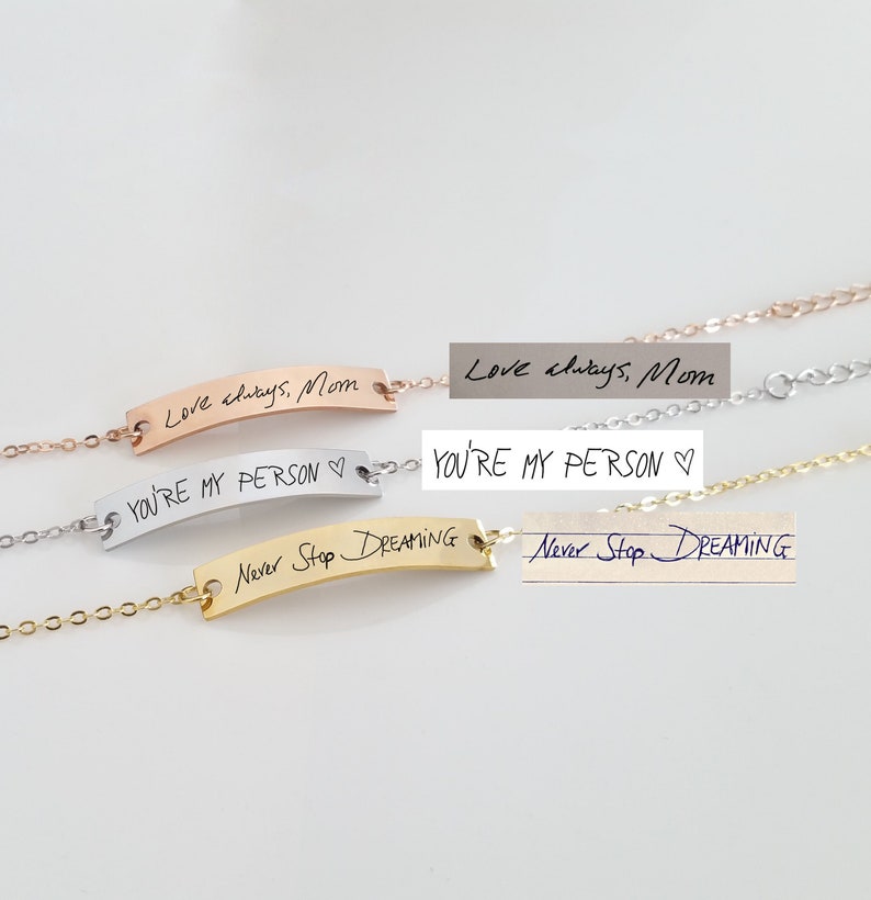 Puede incluir: Tres pulseras de plata, oro y oro rosa con inscripciones personalizadas. Las inscripciones dicen "Love always, Mom", "You're my person" y "Never Stop Dreaming".