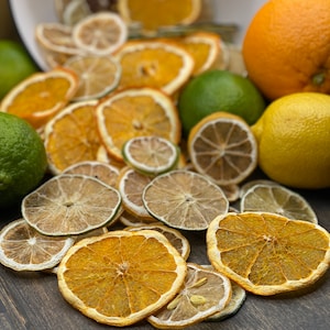 Tranches d'agrumes séchées - Tranches de citron vert séchées entièrement naturelles - Tranches de citron séchées naturelles - Tranches d'orange cocktail - Tranches d'agrumes séchés - Mélange de fruits