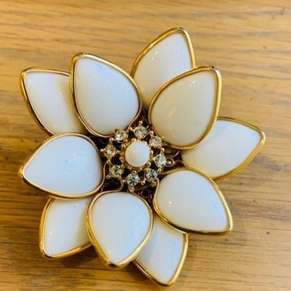 Milk glass and rhinestone brooch - stunning quality - floral motif with gold tone metal trimmings - sweet!