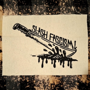 Parche estampado de machete con el lema "Slash Fascism"