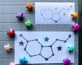 Adesivo de vinil com a constelação da serotonina e brilho holográfico em prata dragão.