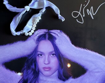 Set Regalo Fan Olivia Rodrigo - Braccialetto Viola Ispirato A Guts E Sour, Orecchini A Farfalla, Anelli Lettera G.U.T.S E 50 Adesivi - Merch Ufficioso Per Concerto E Uso Quotidiano