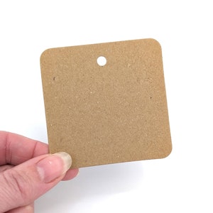 40 etiquetas de presente quadradas com cantos arredondados, etiquetas de pendurar marrons em branco, 65 x 65 mm, etiquetas de balanço quadradas, etiquetas de produtos, espaços em branco para artesanato reciclado