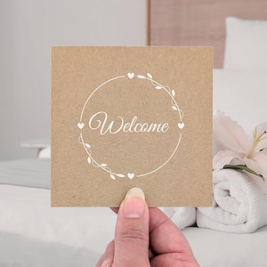 10 Gast-Willkommenskarten, gedruckt für Ihre Hochzeit oder Ihr Mietobjekt, 4-Zoll-braune Karten zur Begrüßung Ihrer Gäste, gewundener Herz-Design, weißer Druck