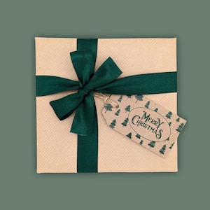Étiquettes cadeaux en kraft recyclé, sapin de Noël vert foncé, étiquettes cadeaux festives en pin à offrir, étiquette de carte de Noël rustique et respectueuse de l'environnement