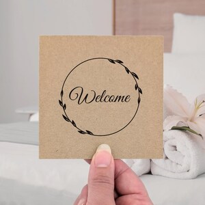 10 biglietti di benvenuto per gli ospiti, stampati per il tuo matrimonio o per la tua proprietà in affitto, biglietti marroni da 4" per dare il benvenuto ai tuoi ospiti, stampa nera con motivo a ghirlanda di foglie