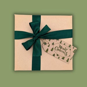 Etiquetas de regalo de papel kraft reciclado, diseño de árbol de Navidad verde oliva, etiquetas festivas de pino para regalar, etiqueta de tarjeta navideña rústica ecológica