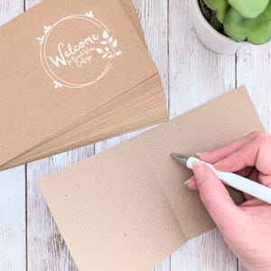 Cartes de bienvenue personnalisées, imprimées en blanc sur marron pour les invités de votre maison de vacances, ajoutez votre texte personnalisé, carte de voeux de bienvenue de 4 po.