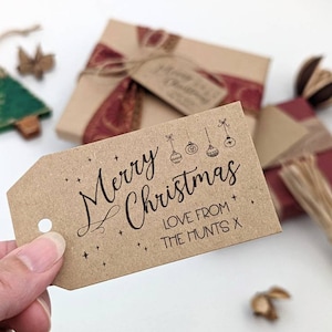 50 personalisierte Weihnachtsgeschenkanhänger, Kraft-Kartenanhänger, frohe Weihnachten, Kugeldesign-Etiketten, Ihre Familiennamen, Weihnachtsgeschenkanhänger