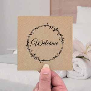 10 biglietti di benvenuto per gli ospiti, stampati per il tuo matrimonio o per la tua proprietà in affitto, biglietti marroni da 4" per dare il benvenuto ai tuoi ospiti, stampa nera con motivo a ghirlanda stravagante