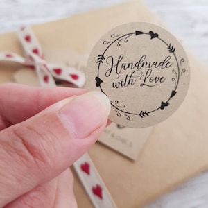 30 adesivos feitos à mão com amor para seus pedidos, etiquetas redondas recicladas de 37 mm com design de guirlanda, estilo de letras feitas à mão, para caixas de presente, sacolas de doces