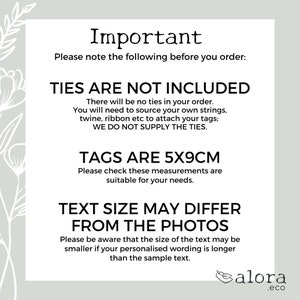 Puede incluir: Informaci&oacute;n importante sobre las etiquetas de regalo personalizadas. El texto indica que las cintas no est&aacute;n incluidas y deben obtenerse por separado. Las etiquetas miden 5 por 9 cent&iacute;metros. El tama&ntilde;o del texto puede diferir de las fotos, y el texto puede ser m&aacute;s peque&ntilde;o si el texto personalizado es m&aacute;s largo que el texto de muestra. El texto es negro sobre un fondo blanco.