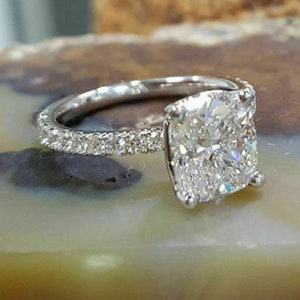 Anel com Moissanita de 2,10 CT com Corte Almofada, Aro Cravejado em Ouro Branco 14K Maciço, Joia de Noiva
