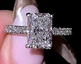 Anillo de compromiso de moissanita radiante de 4 quilates: banda pavé de oro de 14 quilates, halo oculto.
