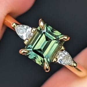 Anel de Noivado com Moissanita Verde de 2 Quilates com Corte Esmeralda, Ouro Maciço 14K ou 18K, Pedra Lateral em Formato de Pera, Anel de Casamento e Aniversário com Três Pedras, Presente Ideal para Ela