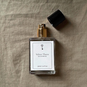 Il profumo Velvet Thorn / Profumo speziato di rosa e muschio legnoso, Un floreale oscuro / Dark Academia, Gotico, Femme Fatale, Regalo Stregonesco