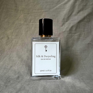 Silk & Darjeeling Perfume: Green Tea, Bergamot, Orange Blossom, Rose, Jasmine, Pearwood