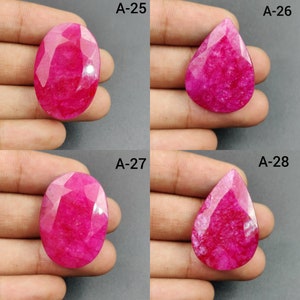 以下が含まれることがあります： A-25、A-26、A-27、A-28とラベル付けされた、2つの楕円形と2つの涙型の4つのピンクの宝石