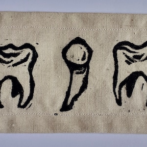 tanden linoprint patch - handgemaakte opnaaibare patch