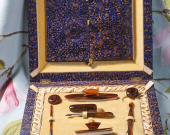 Fabulous large unused 1920s bakelite manicure set in Liberty-style hard case (29 x 23 x 3.5 cm dimensions): mirrors need replacing