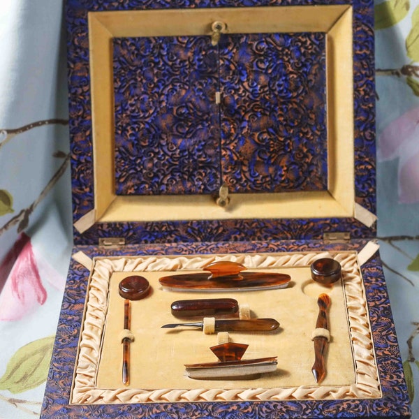 Fabulous large unused 1920s bakelite manicure set in Liberty-style hard case (29 x 23 x 3.5 cm dimensions): mirrors need replacing