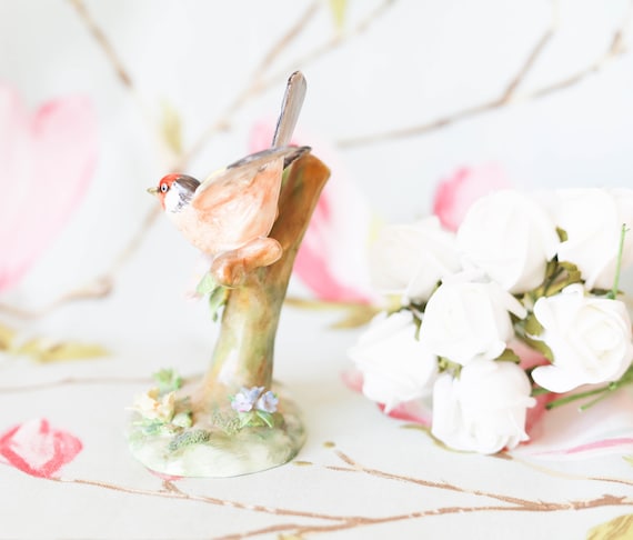 クラウン・スタッフォードシャー ゴシキヒワ フィギュリン J.T. Jones Exquisite Crown Staffordshire J T Jones: Goldfinch - Etsy UK