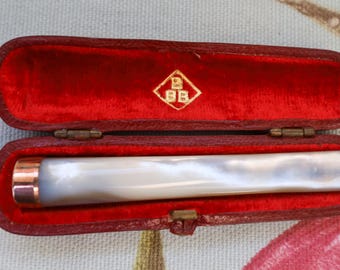 Art Deco hallmarked 9 carat gold-mounted mother of pearl cheroot holder in original case