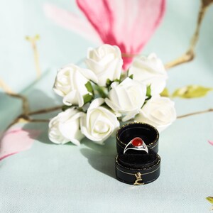 Amber and sterling silver women&#39;s signet ring  - supplied in new antique-style leather box
