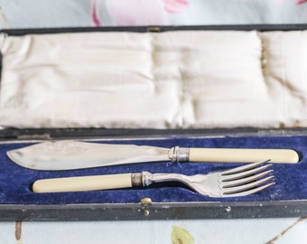 Art Deco hallmarked sterling silver collared fish servers: Sheffield 1923 (maker GB)