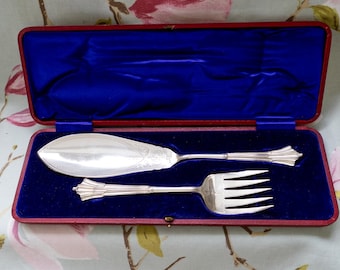 Exquisite late 19th Century Queen Anne pattern fish servers: maker's initials CBS, electroplated silver (12 and 8 inches length)