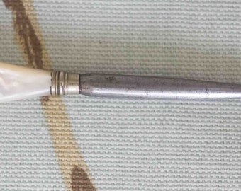Victorian mother of pearl button hook: 9 cm