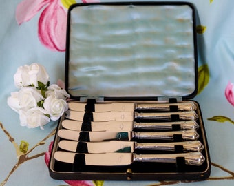 Fine Art Deco hallmarked set of Sheffield silver tea knives: Harrison Brothers & Howson (boxed)