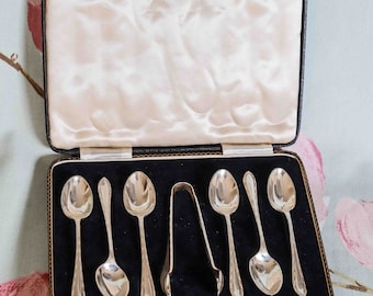 Walker and Hall boxed Edwardian tea spoons and sugar nips: marked A1 grade (finest grade silver plate produce by the Company)