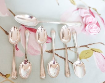 Boxed 1907 Elkington spoon set: tea spoons, sugar spoon and serving spoon monogrammed B
