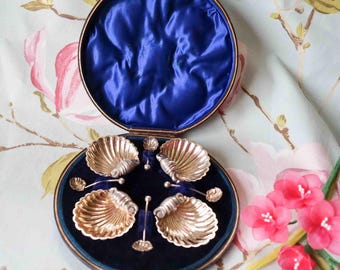 Superb sterling silver Edwardian shell-shaped salts and spoons in original leather and velvet box: Birmingham 1903 (William Henry Leather)