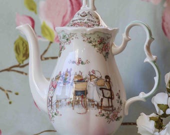 Royal Doulton Brambly Hedge full size coffee pot: fine condition