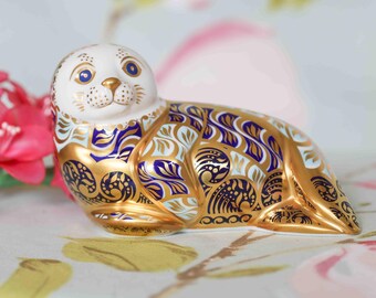Limited edition Royal Crown Derby harbour seal signed by artist : 22 carat gold, fine porcelain paperweight with pure gold stopper (2001)
