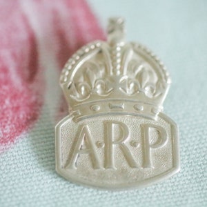 Sterling silver hallmarked men&#39;s ARP (Air Raid Precautions) button hole badge: 1938