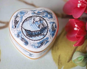 William de Morgan: Museums Collection fine trinket pot