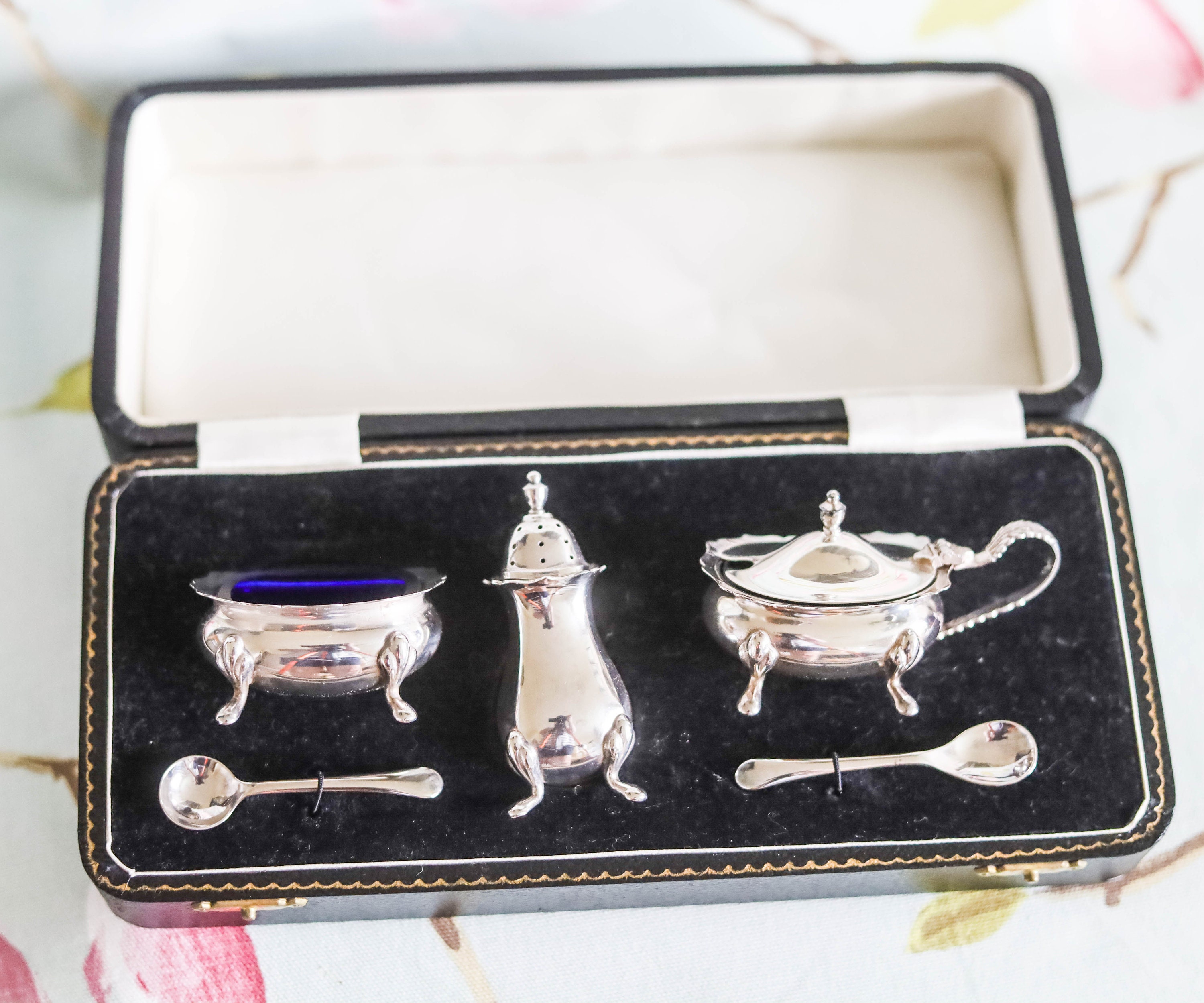 Exquisite boxed 1940s cruet set with glass liners looks unused (Angora