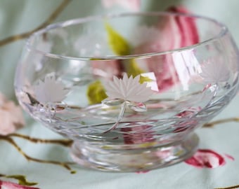 Very fine Thomas Webb leaded crystal bowl engraved with flowers and vines: perfect for summer fruits or roses