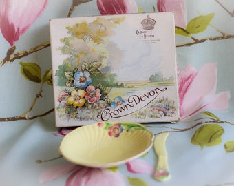 1930s Crown Devon pretty hand-painted plate and knife boxed as new:  free UK postage