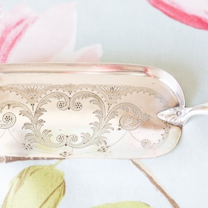 Fine early Edwardian Latham & Morton (Chester) butler crumb scoop: silver plated with antler handle